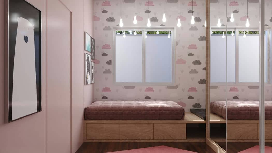 Quarto com duas camas, roupa de cama rosa e verde, e parede com papel de parede de folhas.