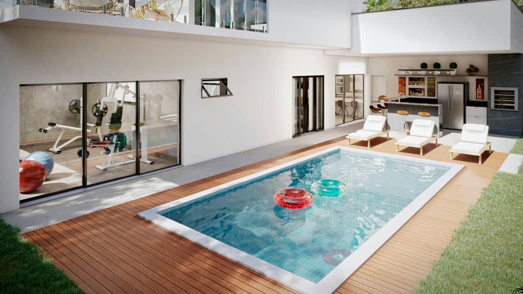 Um pátio moderno com piscina retangular de água azul clara, cercada por piso branco e mobiliada com sofá e cadeiras ao ar livre.