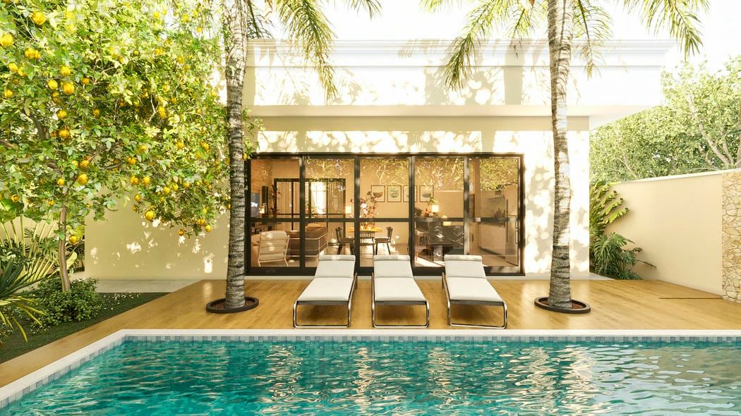 Área externa com piscina e deck de madeira