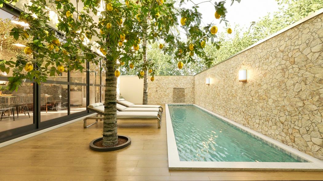 Área externa com piscina e deck de madeira